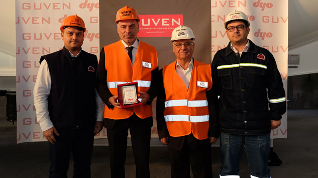 Güven “2015 En İyi Tedarikçisi” Ödülünü DYO’ya Verdi